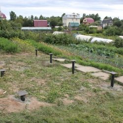 установленные винтовые сваи на дачном участке с уклоном